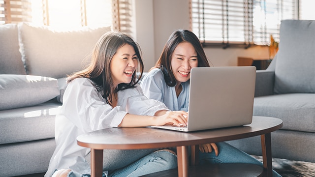 Hoe kun je spontaan voor een camera en tijdens videocalls glimlachen?