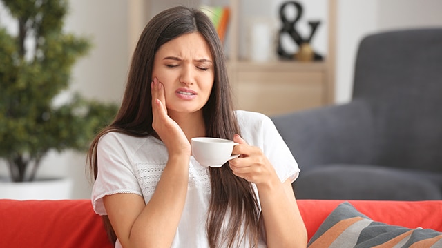 Hoe kun je de pijn na het bleken van je tanden verlichten?