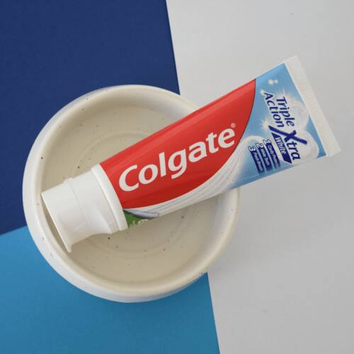 Colgate Triple Action Xtra White tandpasta tube