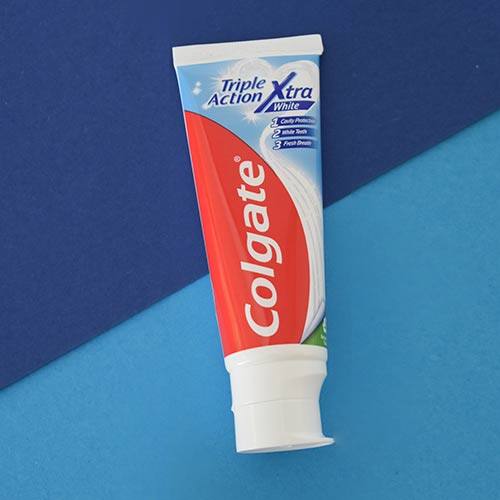 Colgate Triple Action Xtra White tandpasta tube