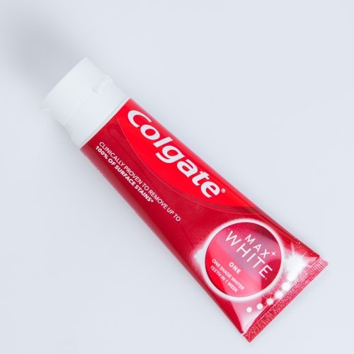 Colgate Max White One tandpasta tube
