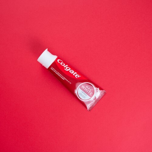 Colgate Max White Infinite tandpasta tube