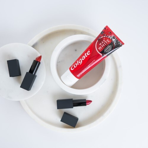 Colgate Max White Charcoal tandpasta tube